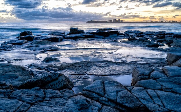 Vista affascinante del tramonto sulla spiaggia rocciosa a Kap Geinitzort a Rostock, in Germania