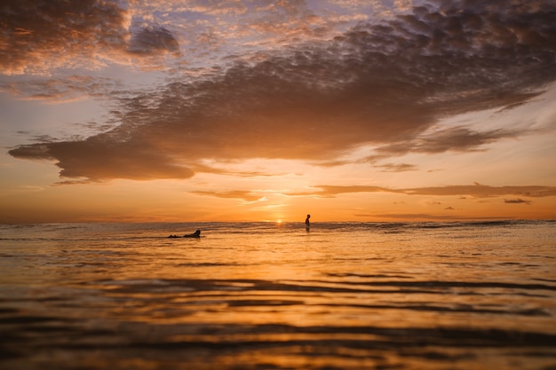 Vista affascinante dell'alba colorata sull'oceano calmo nelle isole Mentawai, Indonesia