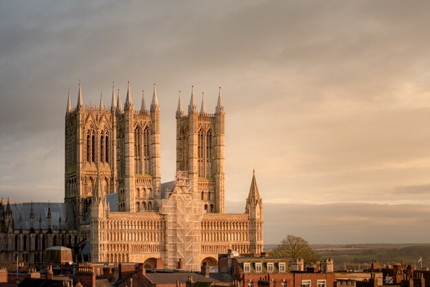 Vista affascinante della Cattedrale di Lincoln nel Regno Unito in una giornata piovosa