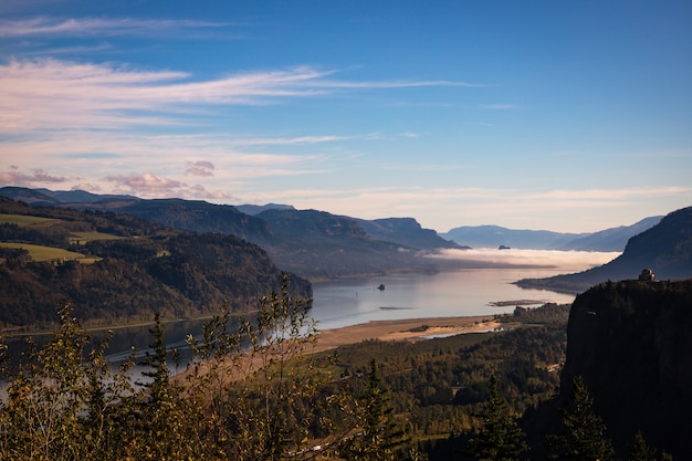 Vista affascinante della Columbia River Gorge National Scenic Area negli USA