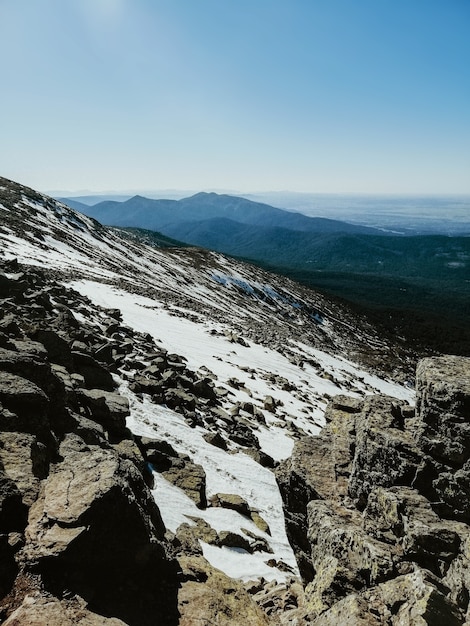 Vista affascinante della montagna Penalara in Spagna coperta di neve in una giornata di sole