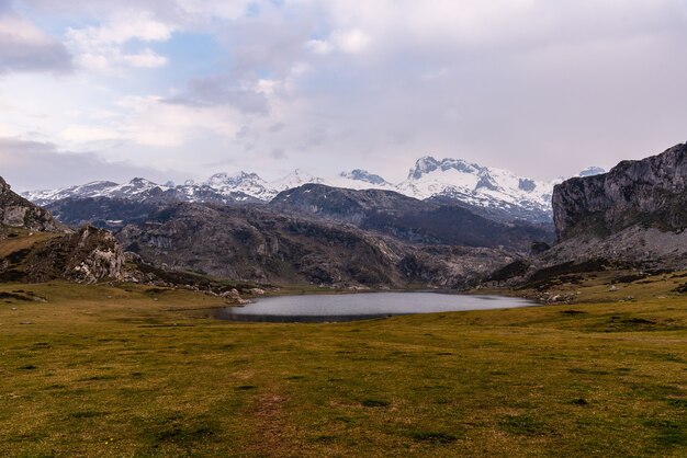 Vista affascinante delle montagne e delle rocce che si riflettono nell'acqua nel campo