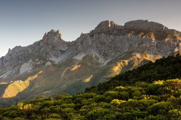 Vista affascinante delle montagne e delle scogliere del Parco Nazionale Picos de Europa in Spagna