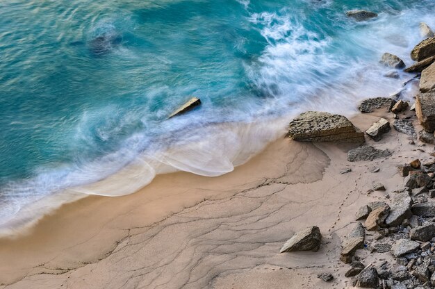 Vista affascinante delle onde dell'oceano che si infrangono sulla spiaggia