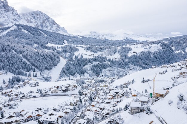 Vista affascinante di bellissime montagne innevate