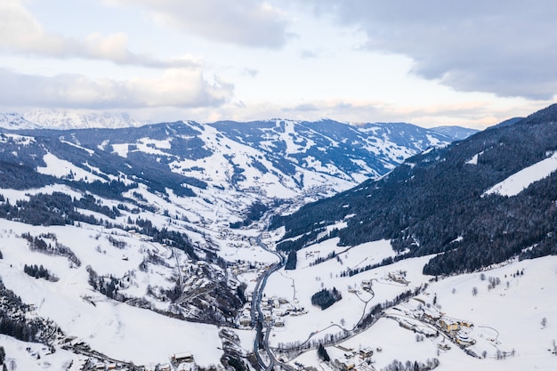 Vista affascinante di bellissime montagne innevate