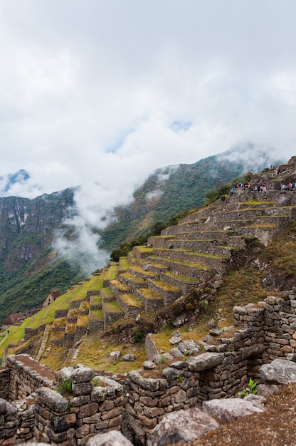 Vista affascinante di Machu Picchu in Perù coperto di nuvole