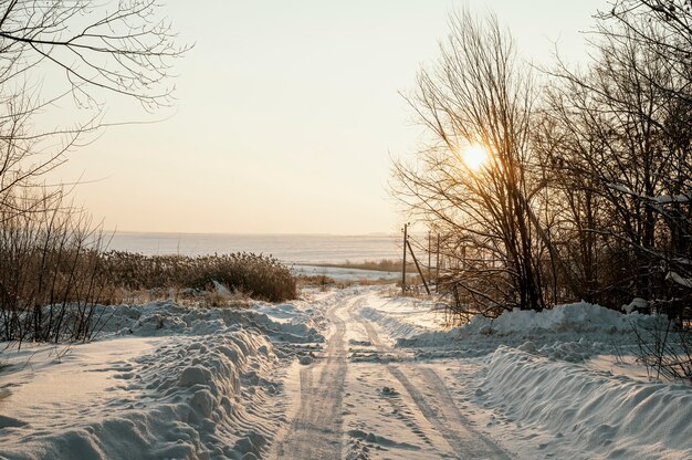 Vista al tramonto dell'inverno nevoso