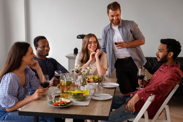 Vista anteriore amici a una cena