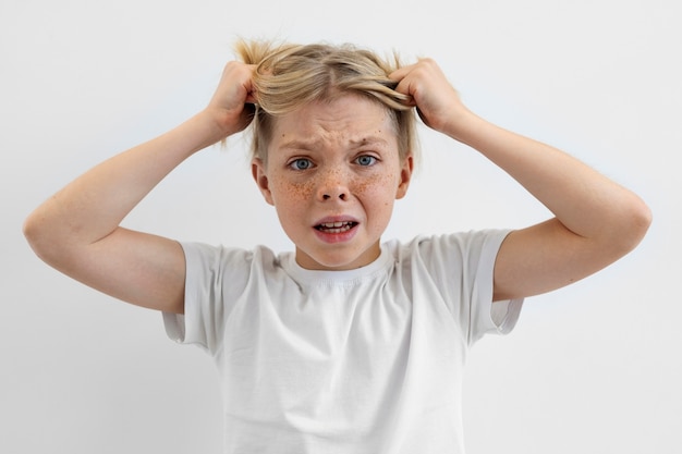 Vista anteriore bambino preoccupato con pidocchi