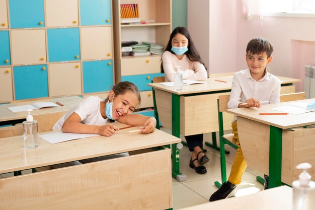 Vista anteriore della scuola durante il concetto di covid