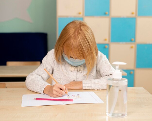 Vista anteriore della scuola durante il concetto di covid