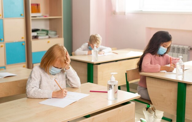 Vista anteriore della scuola durante il concetto di covid