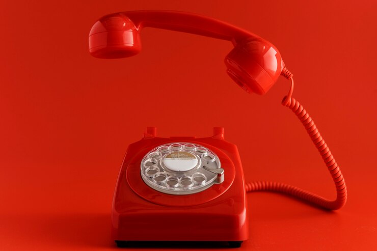 Foto gratuito vista anteriore di un telefono d'epoca