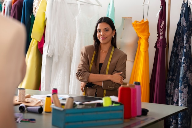 Vista anteriore donna brasiliana che lavora come designer di abbigliamento