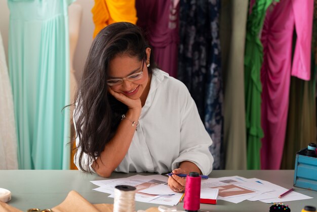 Vista anteriore donna brasiliana che lavora come designer di abbigliamento