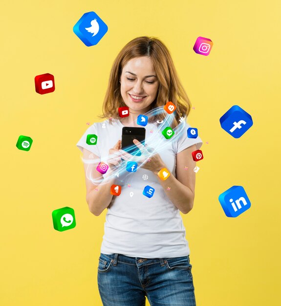 Vista anteriore donna con smartphone