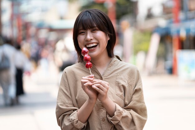 Vista anteriore donna sorridente con il cibo