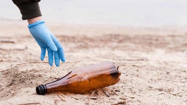 Vista carattere della mano e bottiglia di plastica