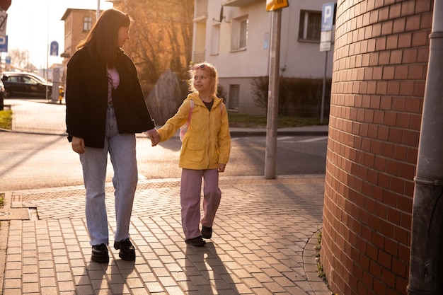 Vista completa di mamma e ragazza all'aperto