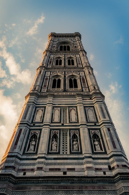 vista dal basso del campanile di Giotto