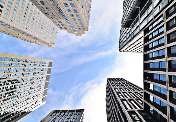 Foto gratuito vista dal basso di edifici con lo sfondo del cielo