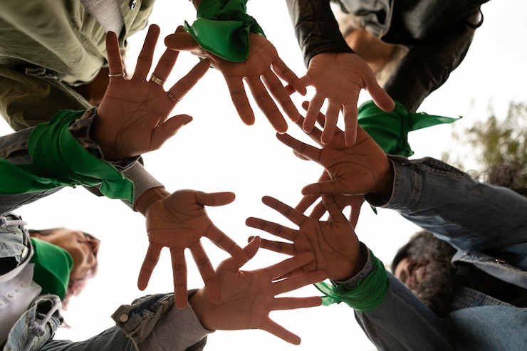 Foto gratuito vista dal basso donne che protestano all'aperto
