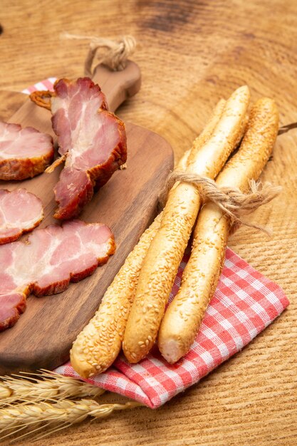 Vista dal basso fette di pane su tavola di legno su tavola di legno