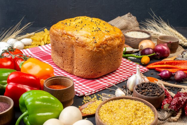 Vista dal basso gustoso pane colorato peperoni uova bulgur grano in ciotola pasta a spirale sul tavolo