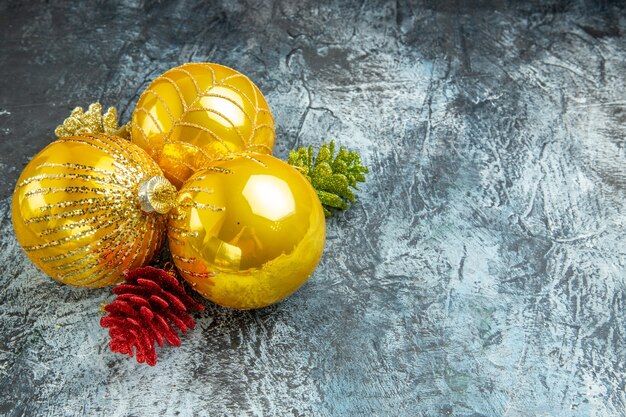 Vista dal basso palle dell'albero di natale ornamenti di natale su un posto libero grigio