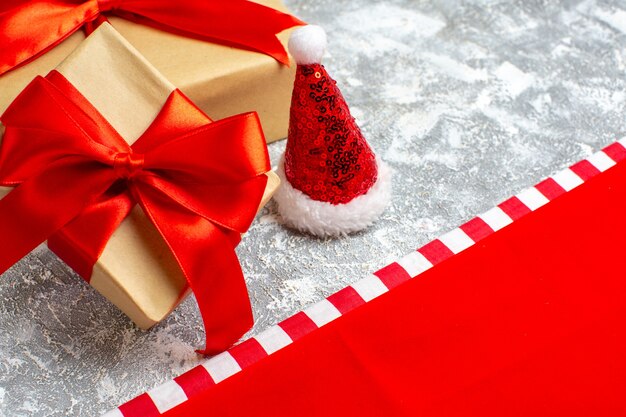 Vista dal basso regalo di natale cappello di Babbo Natale rosso su sfondo grigio