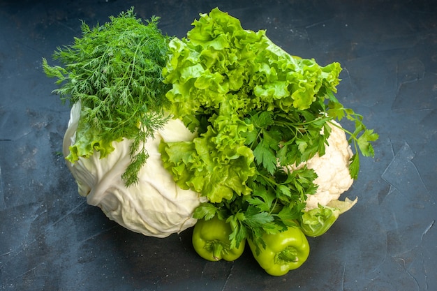 Vista dal basso verdure fresche cavolo prezzemolo peperoni lattuga aneto