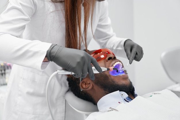 Vista dal lato della dottoressa in procinto di fare il riempimento