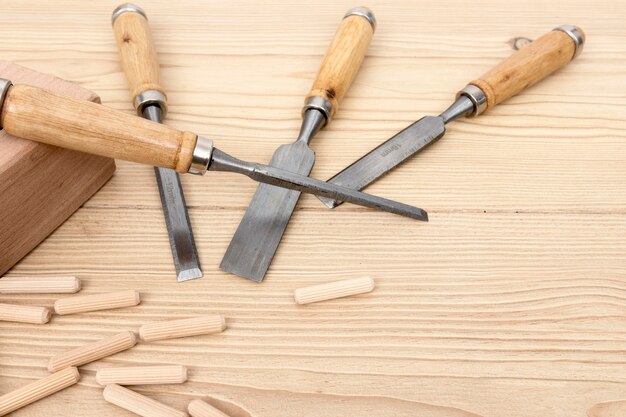 Vista dall'alto accessori e pezzi in legno per falegnameria