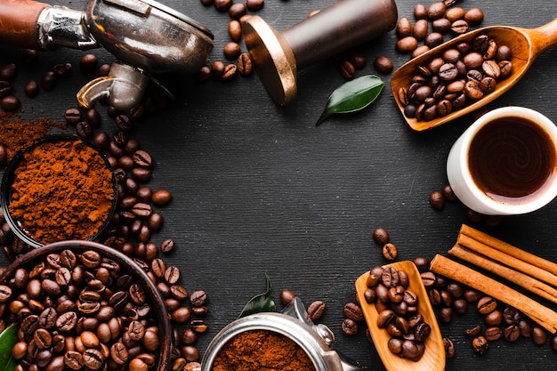 Vista dall'alto accessori per il caffè sul tavolo