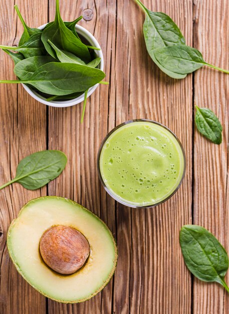 Vista dall'alto affettato avocado con frullato