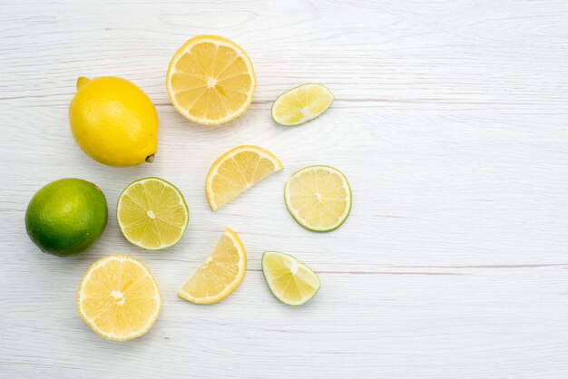 Vista dall'alto affettato limone fresco acido e succosa affettato su bianco, agrumi succo tropicale