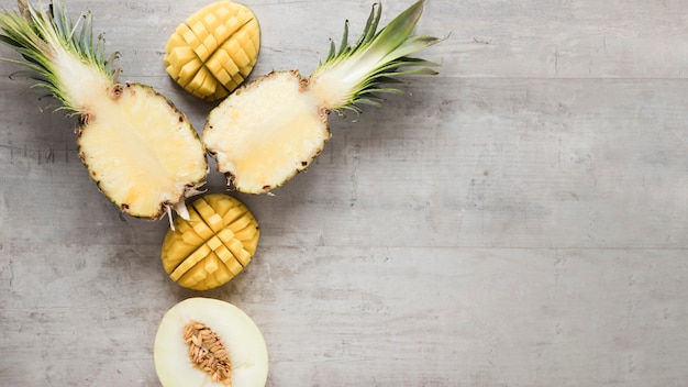 Vista dall'alto ananas esotico e melone sul tavolo