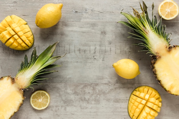 Vista dall'alto ananas fresco con calce sul tavolo