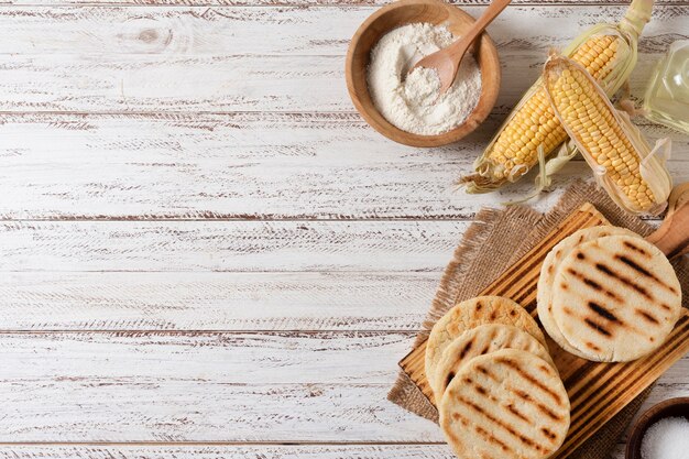 Vista dall'alto arepas e disposizione del mais