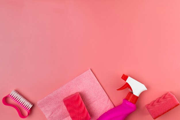 Vista dall'alto articoli per la pulizia su sfondo rosa
