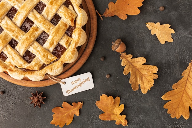 Vista dall'alto assortimento con deliziose torte e foglie