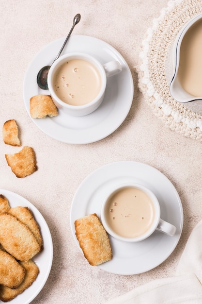 Vista dall'alto assortimento di caffè e latte con spuntino mattutino