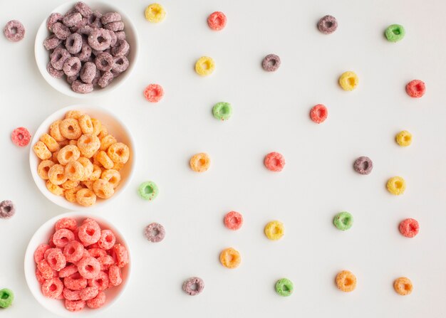 Vista dall'alto assortimento di cereali e ciotole