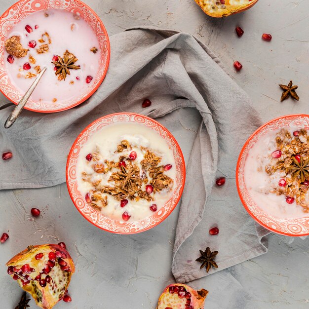 Vista dall'alto assortimento di ciotole per la colazione con frutta