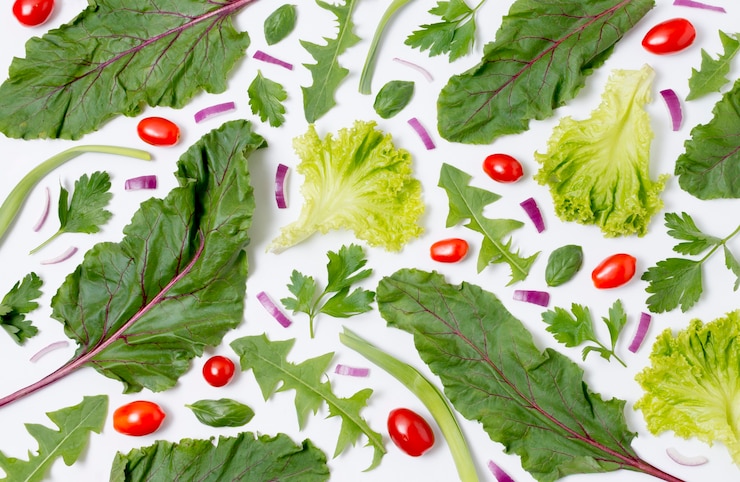 Foto gratuito vista dall'alto assortimento di foglie di insalata sul tavolo