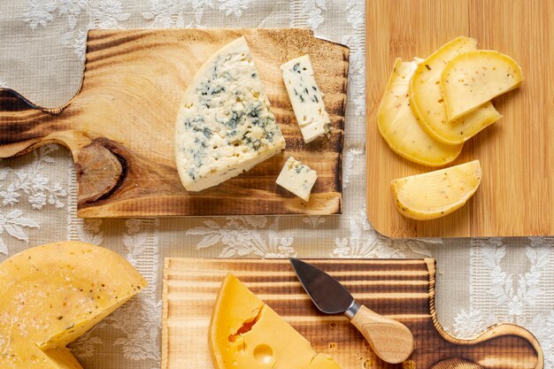 Vista dall'alto assortimento di formaggio su un tavolo