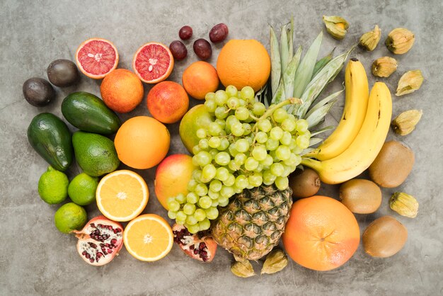 Vista dall'alto assortimento di frutti esotici sul tavolo