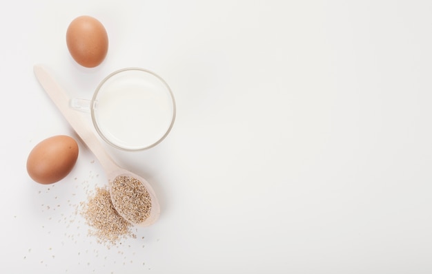 Vista dall'alto assortimento di ingredienti diversi con spazio di copia