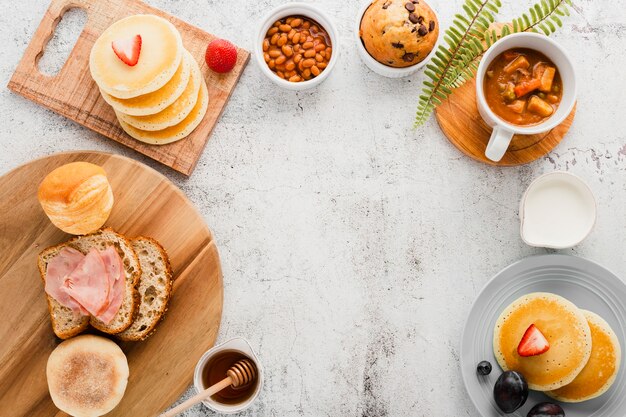 Vista dall'alto assortimento di prodotti per la colazione